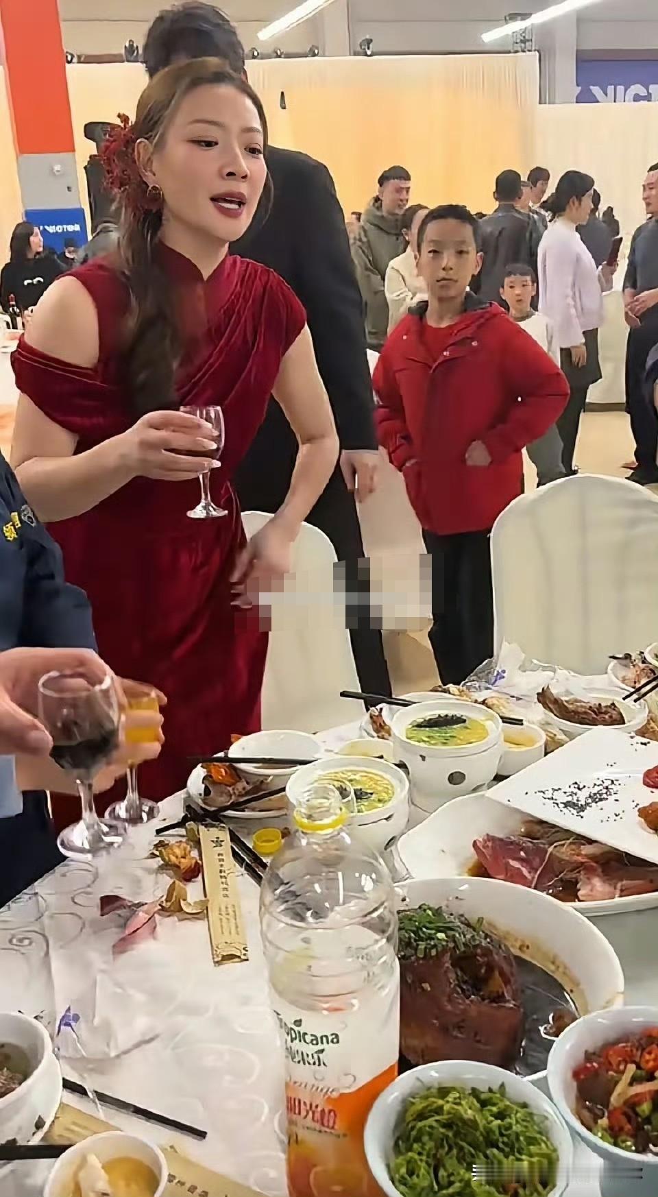 黄雅琼做事确实细心。回衢州办归宁宴，她没选常规酒店，而是把厨师班子请到了奥体