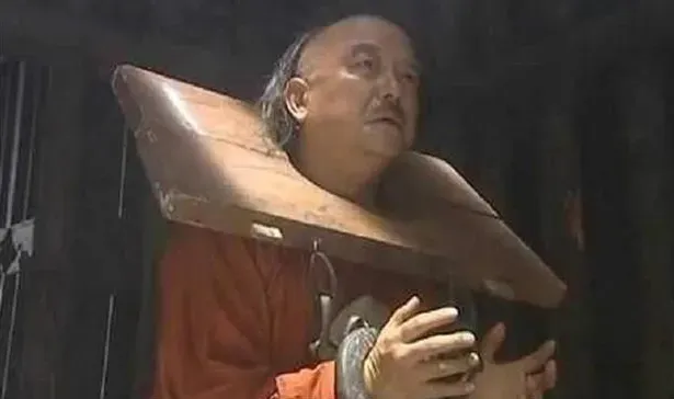 1799年，乾隆刚驾崩，嘉庆就迫不及待地对和珅下手了，抄了他的家并将他打入大牢。