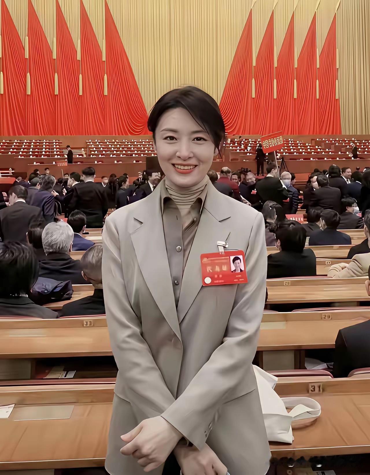 这一位当年可是家喻户晓的美女主持人，颜值气质完全不输倪萍。皮肤白皙，眼神灵