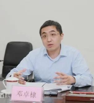 邓卓棣同志下基层。邓卓棣于1985年在美国出生，后来随父母亲回到中国。四川广安人