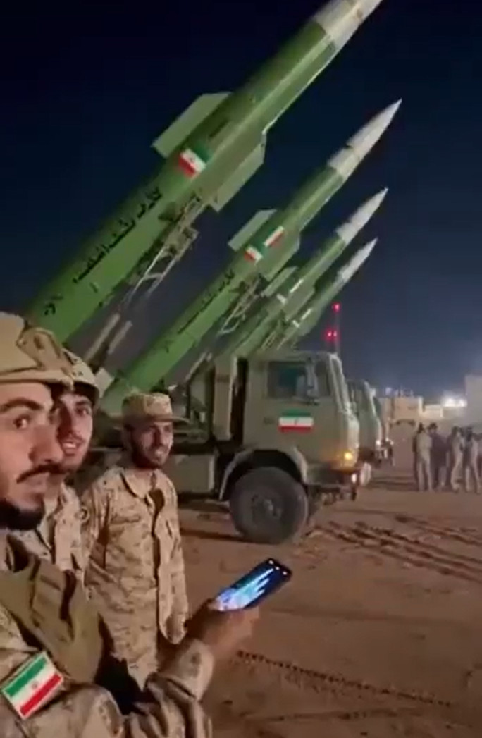 伊朗国防军导弹部队的小伙子们，拿着手机准备拍摄导弹发射，我只能说现在波斯民族也有
