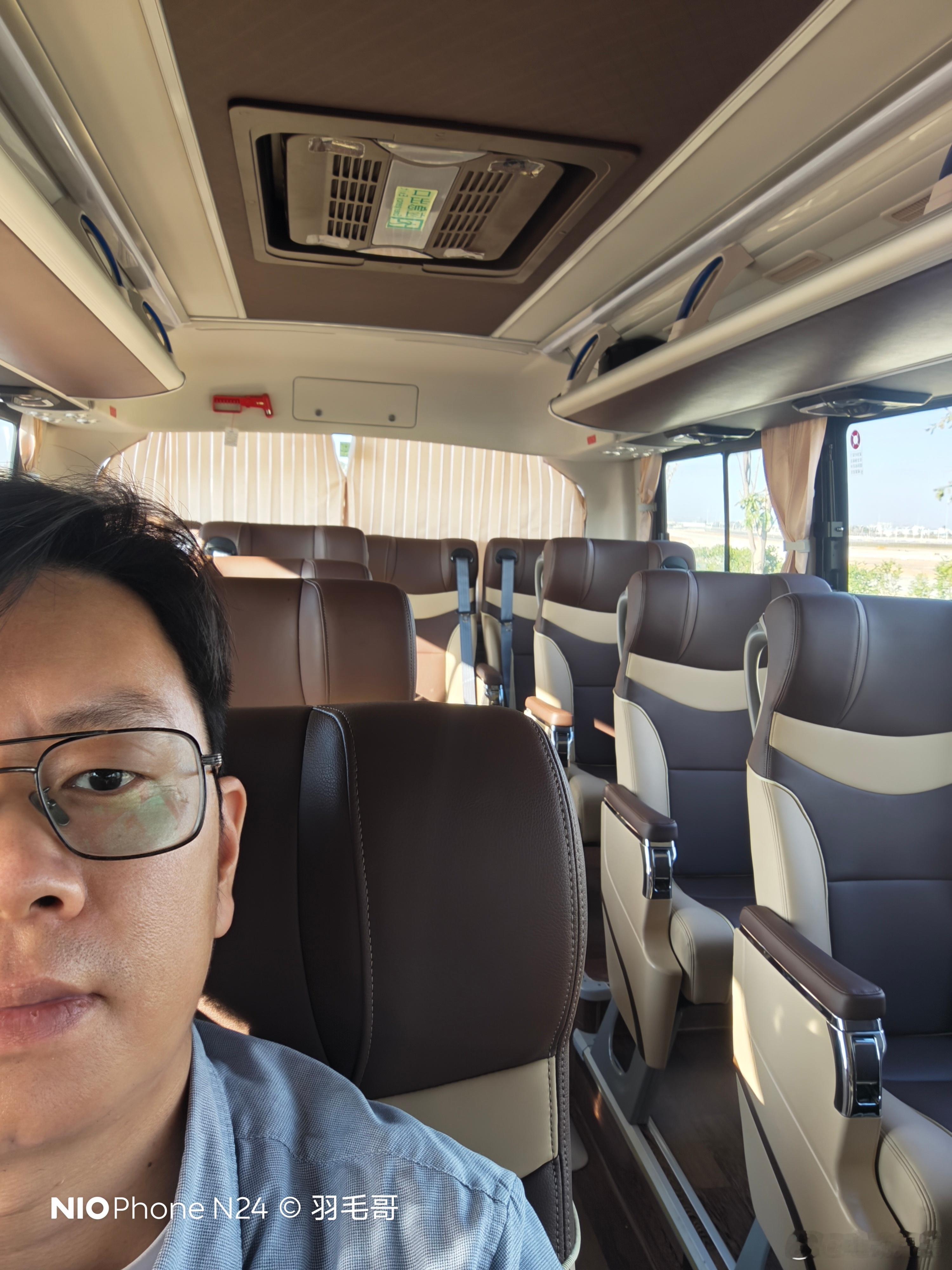 来参加东风日产的大沙发新车发布会，结果机场大巴就很顶，这大巴是我目前乘坐过的比较