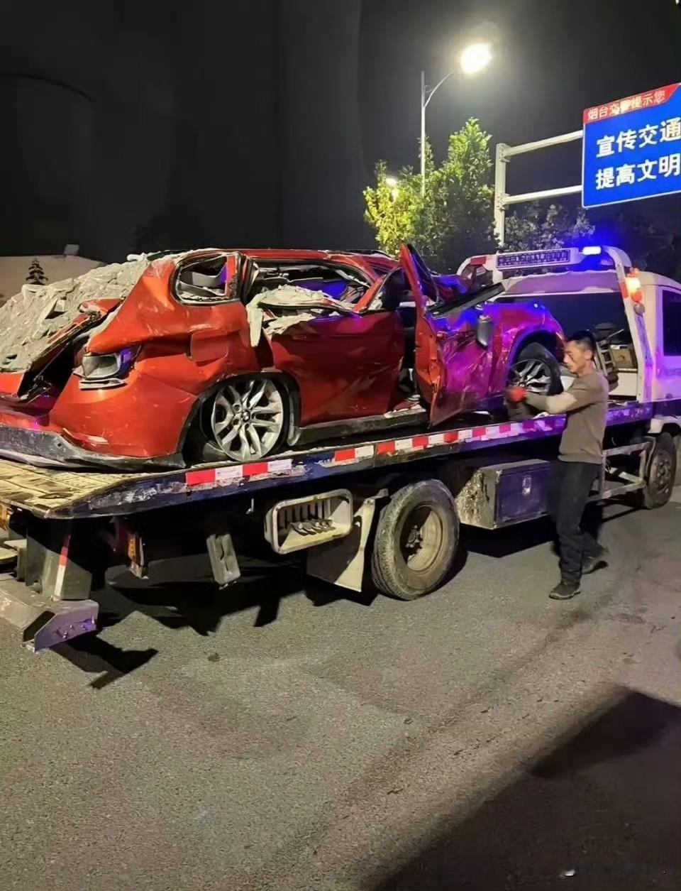 烟台渣土车侧翻，红色宝马女教师没能躲过命运。11月7日下午三点多，电厂东路和