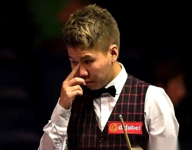 周跃龙对上希金斯这场球，看得人真窝火。这不是希金斯打赢的，是周跃龙亲手把胜利奖