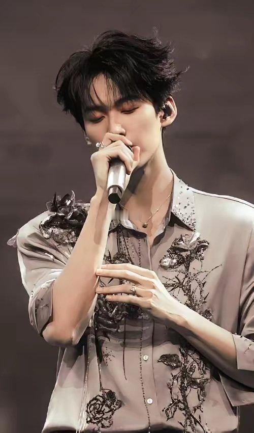 感觉周柯宇长得也不怎么样啊？一开始“狙击蝴蝶预”热的时候，觉得哎这个人长得也不是