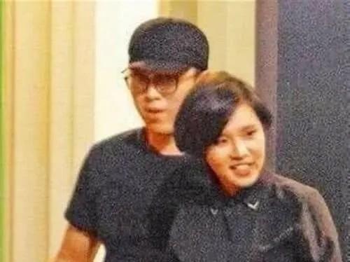 都以为谢依霖在英国晒幸福，没人知道她老公的呼吸，要靠药吊着。那个在台上疯癫搞怪