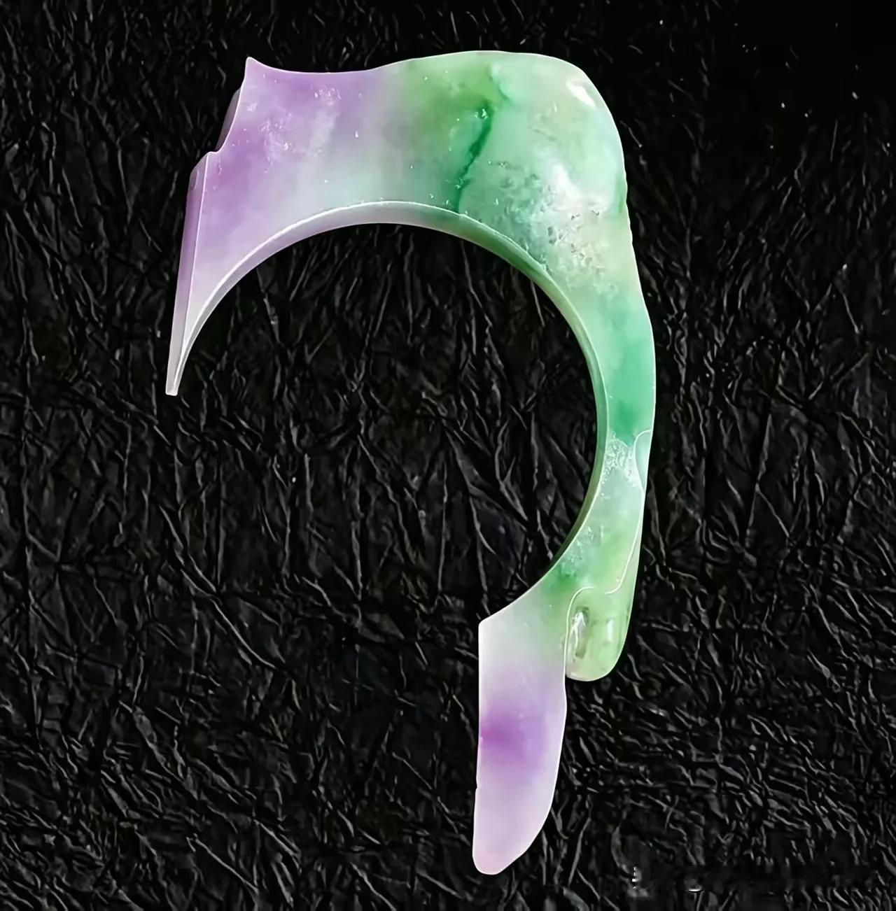 侄子在玉器店做学徒三年多了，一直想送我一件翡翠挂件。我告诉他，心意我领了，翡翠都