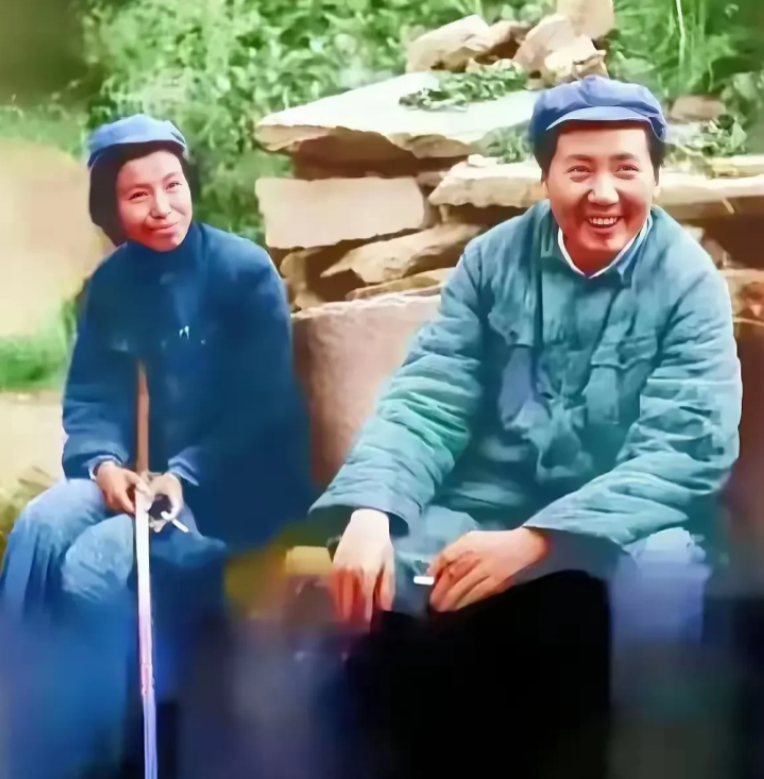 上个世纪三四十年代，有这样一张罕见且珍贵的老照片。它记录了转战陕北时的温馨场景，