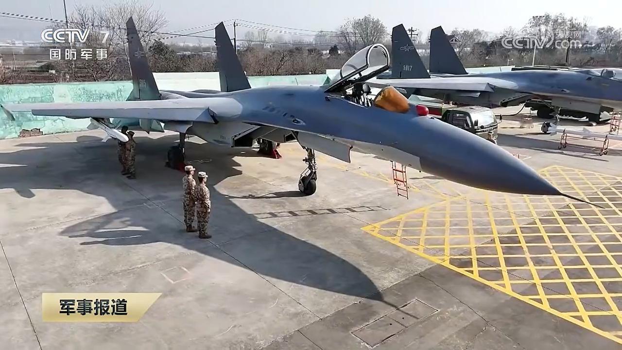 地勤训练基地的训练用道具飞机，奢侈到竟然是使用原装的歼-11真机，而且是采用毛子
