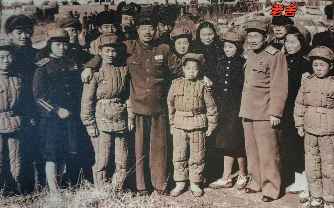 这是1953年人民艺术家老舍担任中国人民赴朝慰问团副总团长到朝鲜慰问。这张照片中
