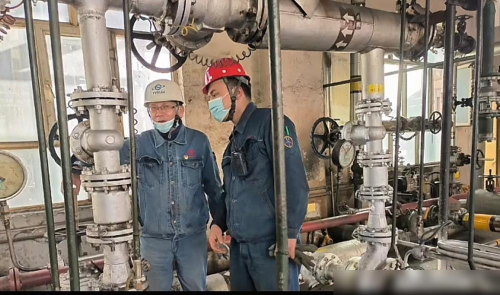 一个同事，在单位被领导打压，被穿小鞋。刚开始他也想着忍一忍，顺着领导干活，结