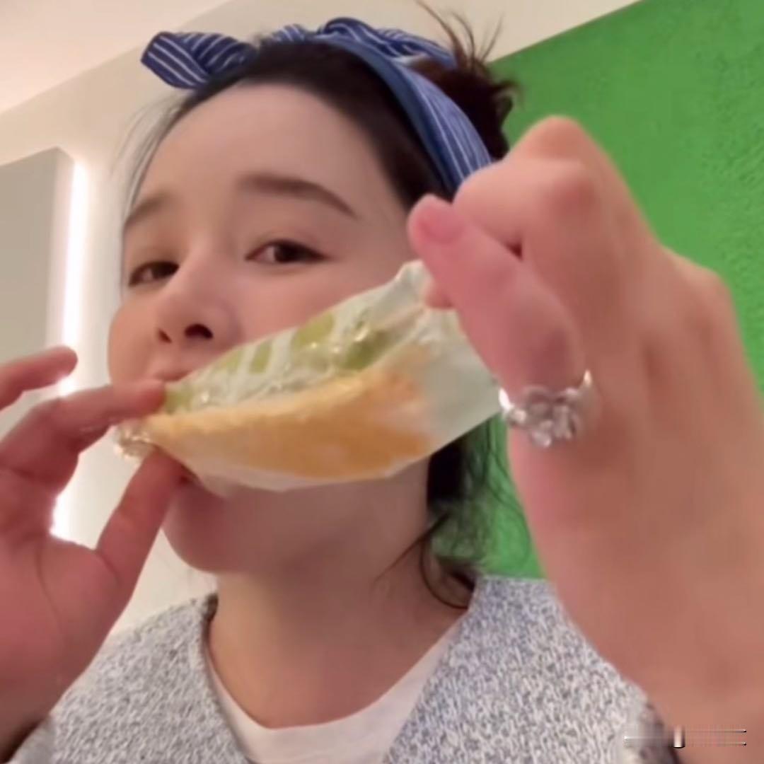 37岁阚清子孕晚期狂炫糖葫芦!走路甩老公半条街,这状态也太顶了37岁的阚清