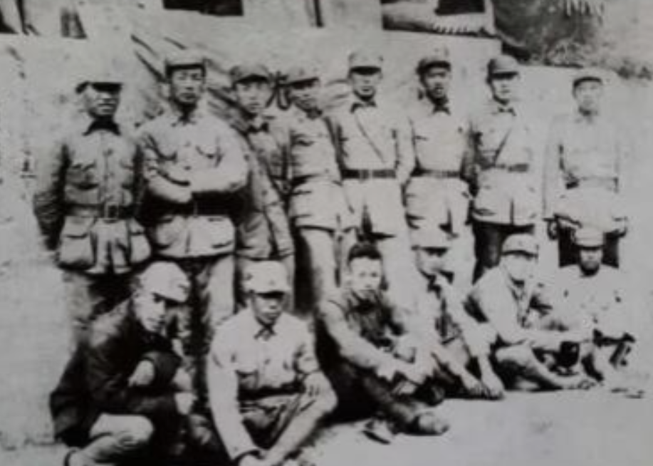1941年，因为情报有误，左叶率200余名战士伏击上千个鬼子，伤亡惨重，正自责时