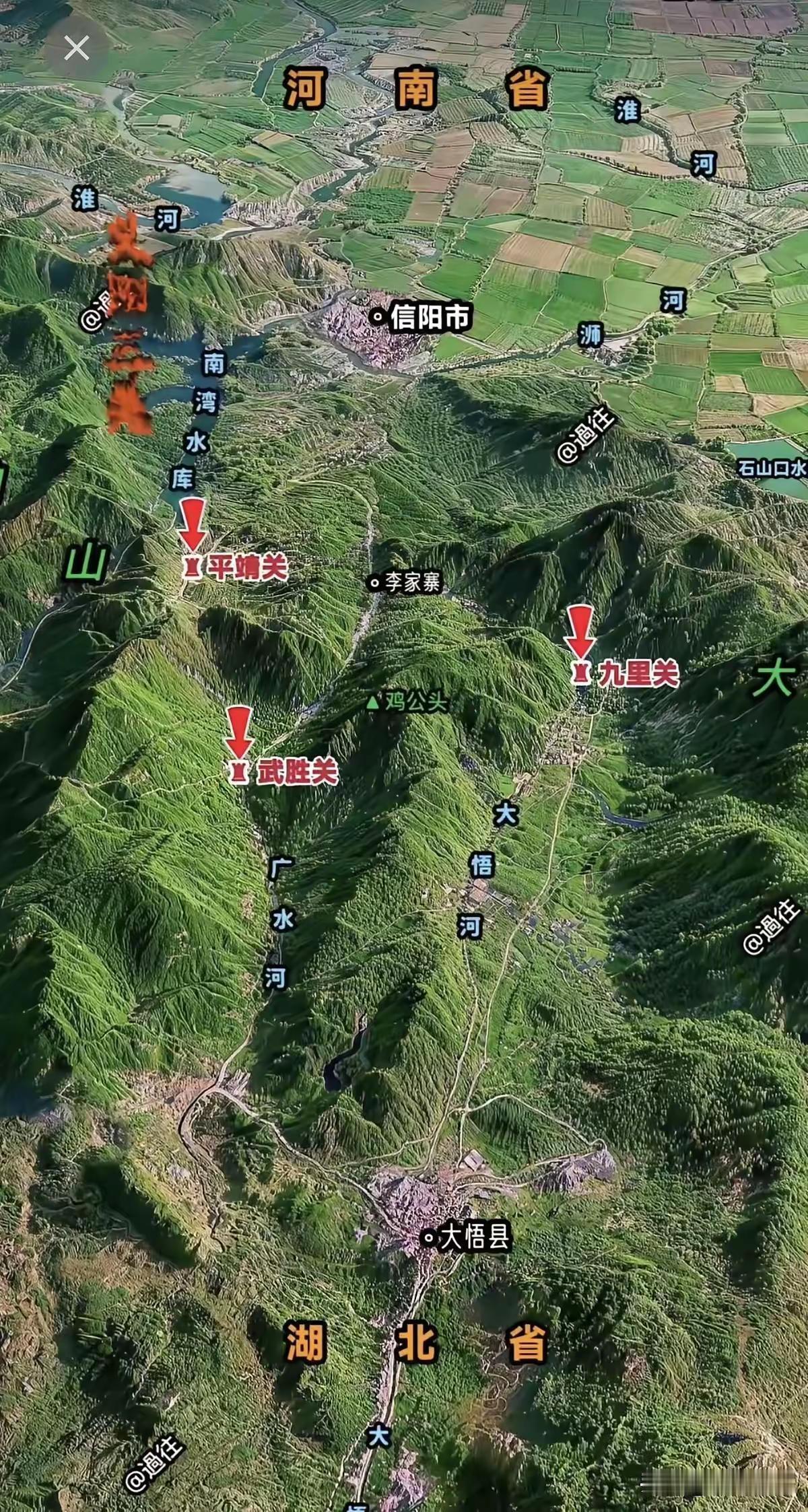 信阳这位置绝了。信信阳北侧是一马平川的黄淮平原，南侧直接被桐柏山、大别山横断，从