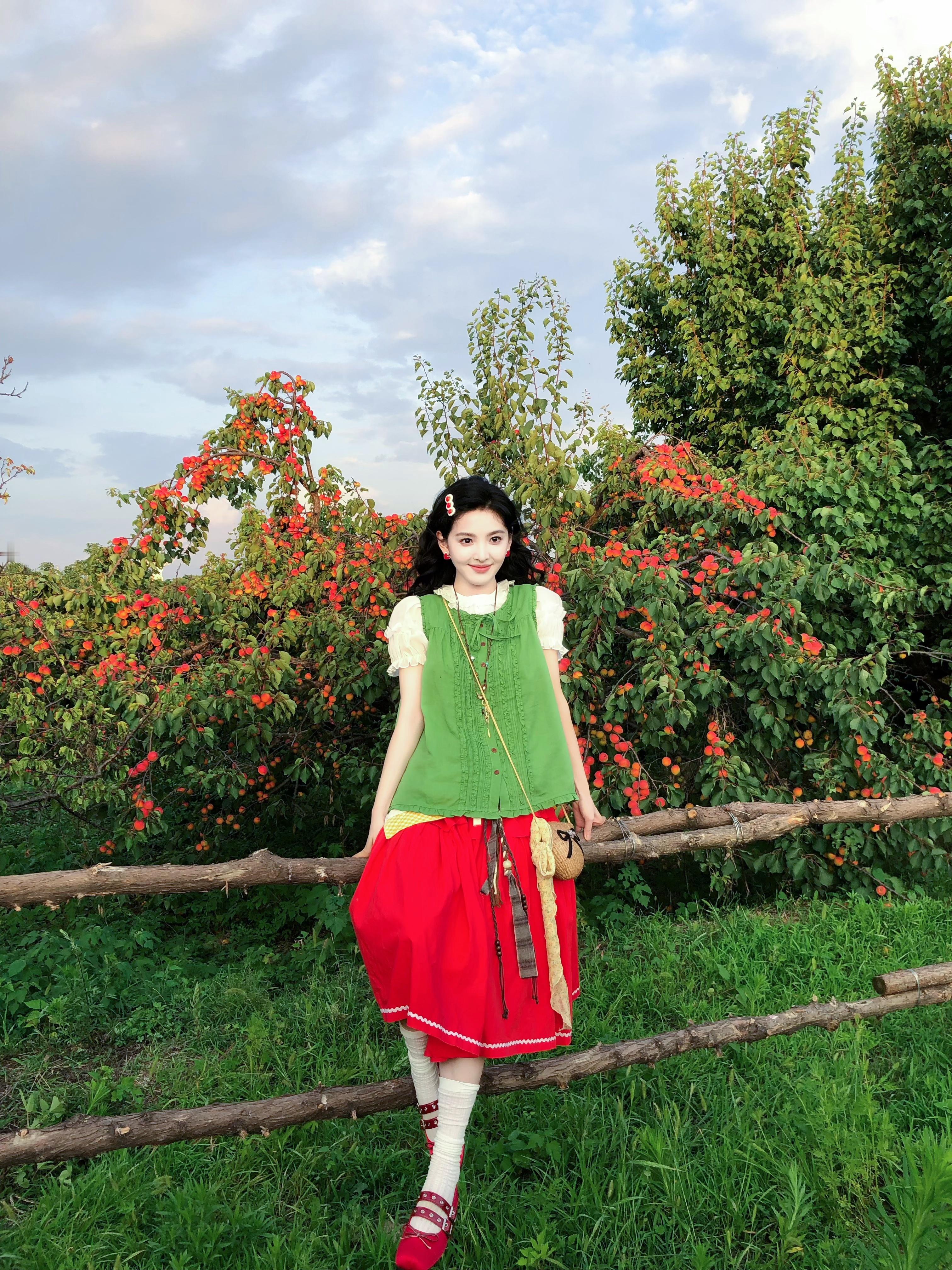#章若楠今年每套私服穿搭都好能打#该怎么给你形容此女的权威呢🤓学习穿搭三要素：版型色彩章若楠​