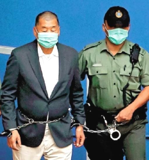 黎志英害怕了，在法庭上求情。 他的律师在法庭上列了一长串理由，翻来覆去表达的