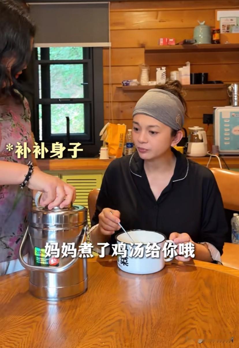 谈莉娜坐月子婆婆和妈妈一起照顾，南北差异好大呀！谈莉娜生完宝宝妈妈和婆婆都在身