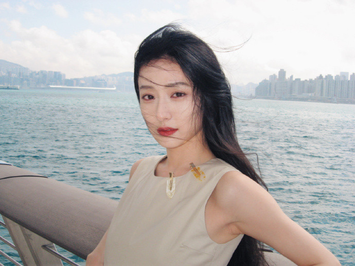 喜欢这组海边胡连馨有那种追忆妈咪当年的感觉….🌊