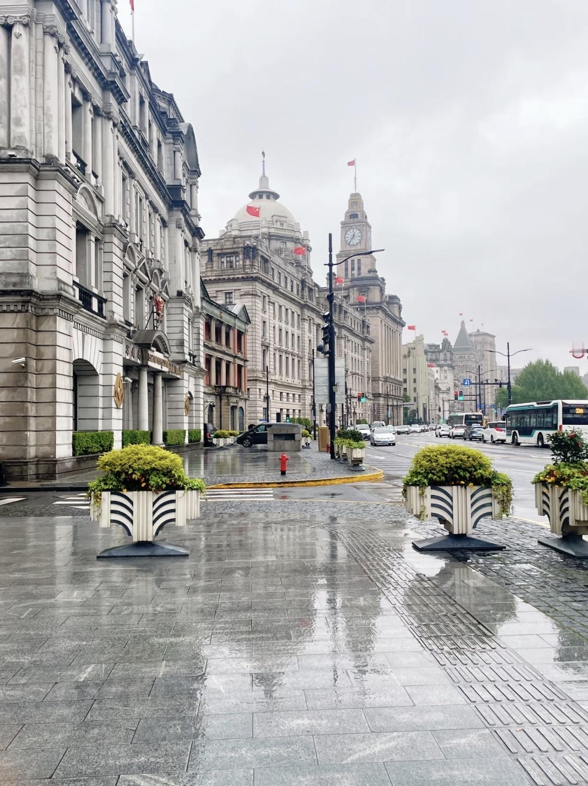 许多中外游客到上海的第一印象就是干净。干净的代价：上海一天的城市维护账单