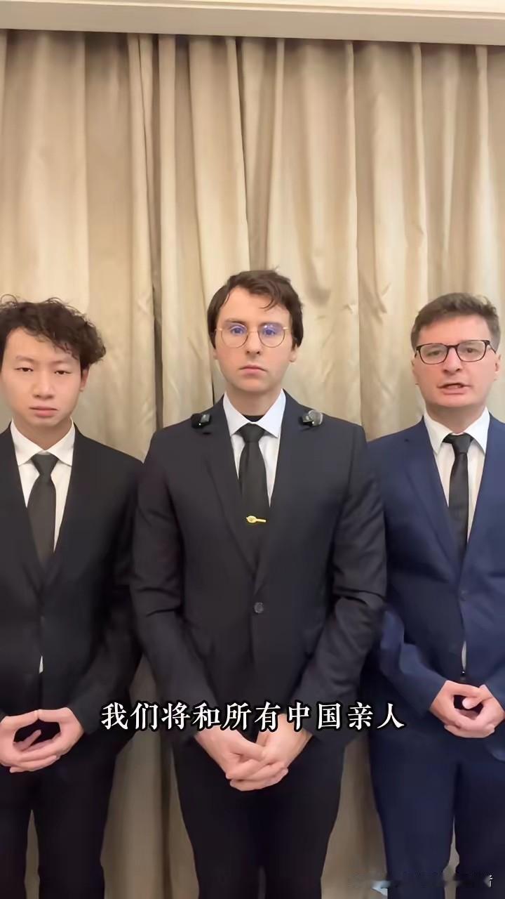 今天我们收到官方邀请，参加国家公祭日的祭奠活动。今天我们将和所有中国亲人站在一起