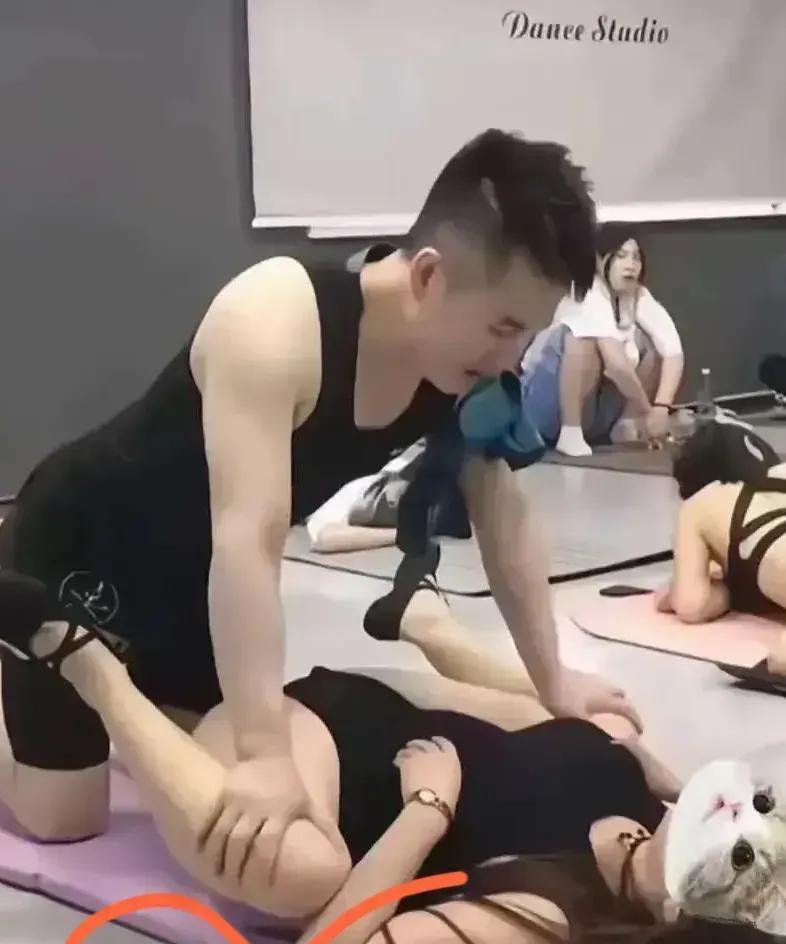 这张图片彻底颠覆了我对健身房瑜伽房的认知。这还是在旁边有学员，还不能明目张胆的