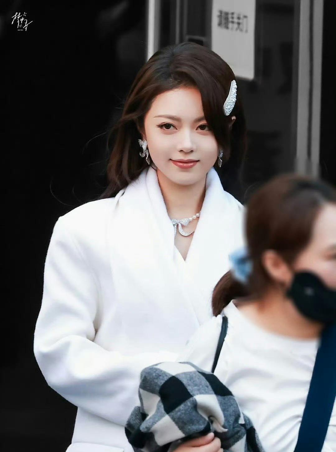 赵今麦这身白大衣造型，是惊艳全场还是翻车现场？今天录《你好星期六》的路透