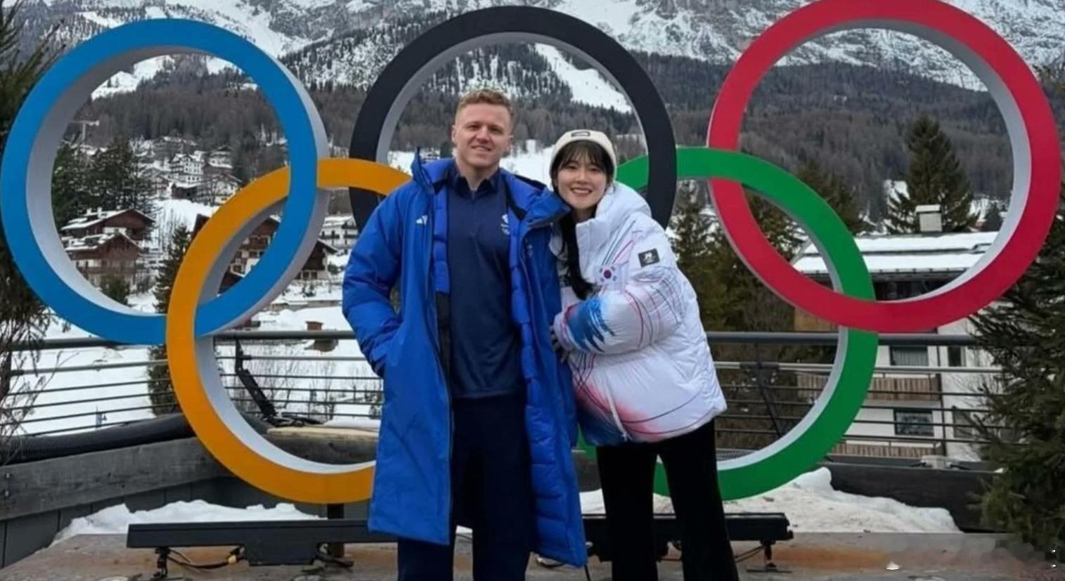 韩国女子冰壶队的薛誉恩，和英国男子冰壶队的博比-拉米是一对儿。韩国女队昨晚对上英