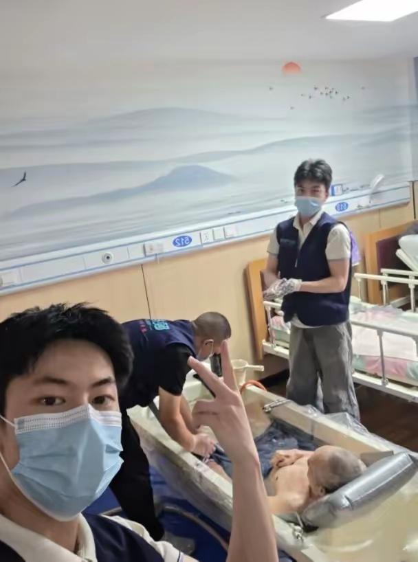 “太意外了！”浙江杭州，一名小伙原本在医院当护士，如果继续干能够月薪过万，但他反