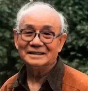 1947年，李可染带画作拜见齐白石，齐老坐在躺椅上随手翻看。这次北平的寻常拜访，