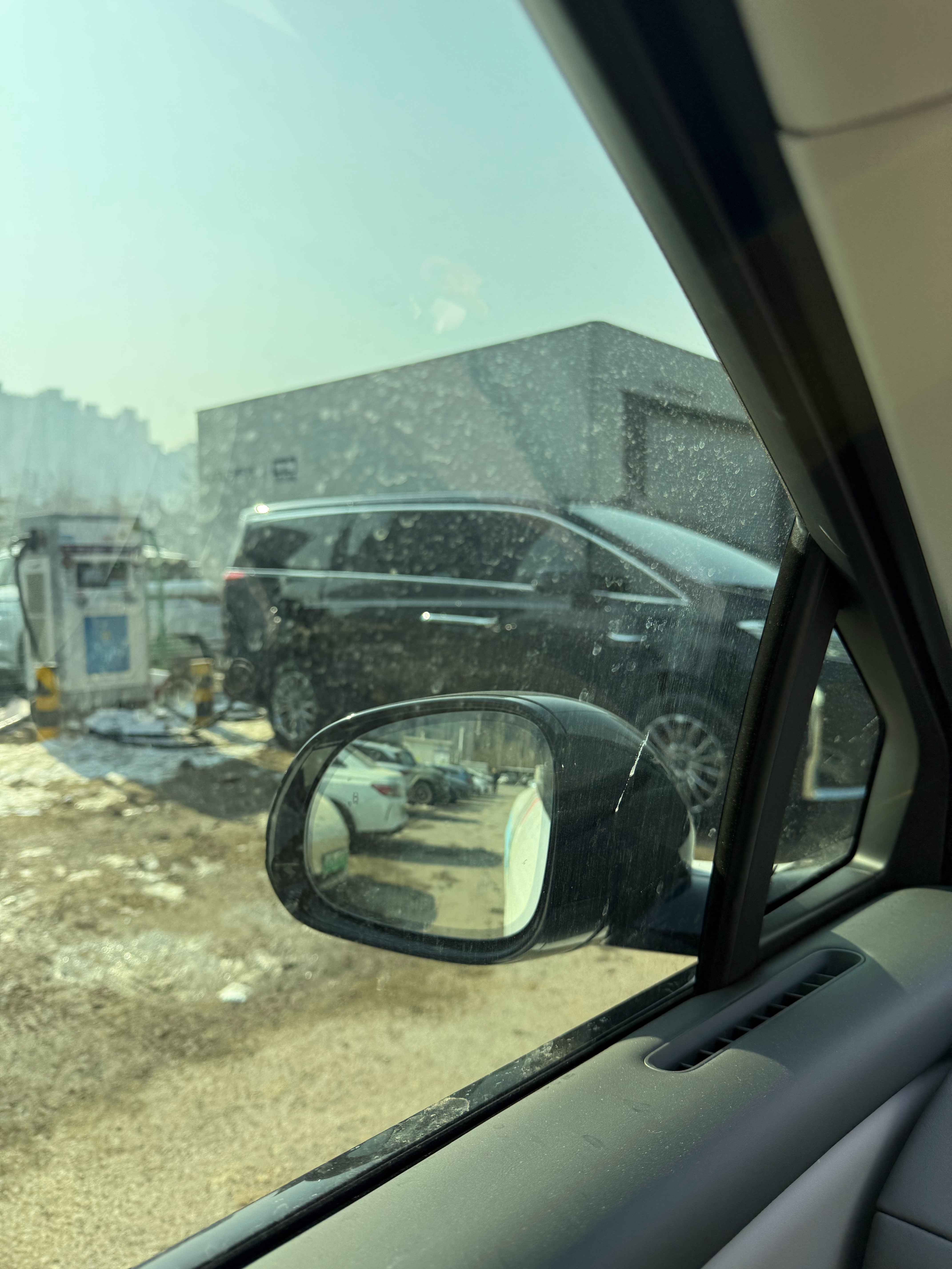 原谅玻璃太脏以至于对不上焦吧…我想拍的是外面那个宁德时代巧克力换电站…宁德时代