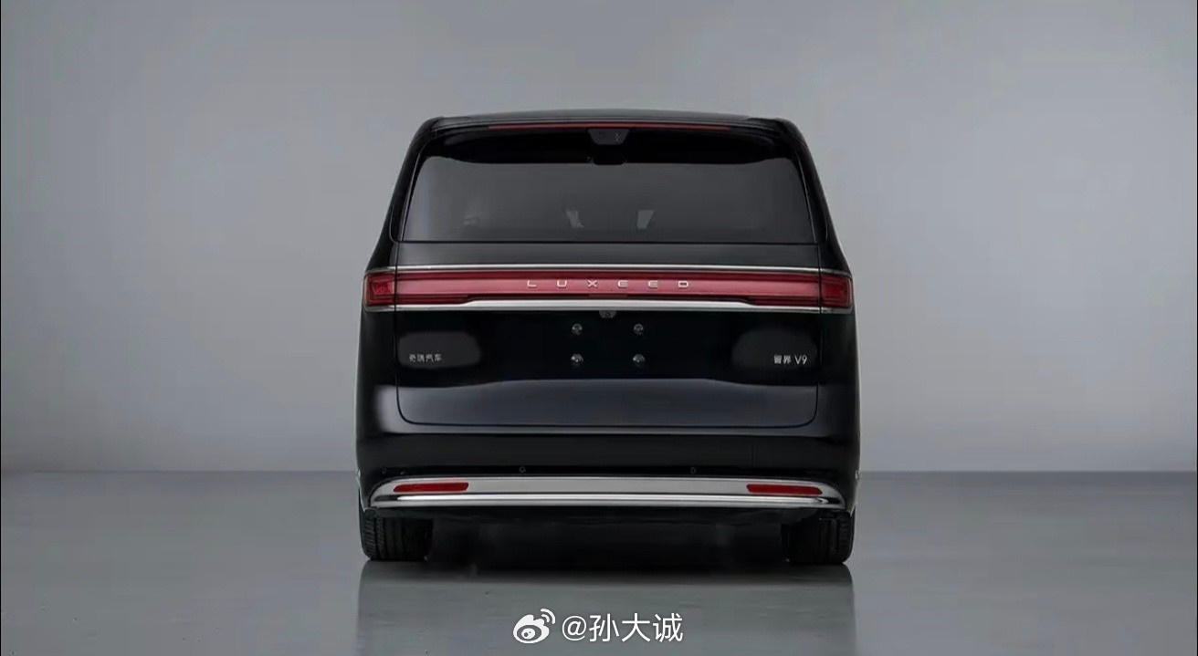 智界V9长5359mm、宽2009mm、高1859mm、轴距3250mm，带后轮