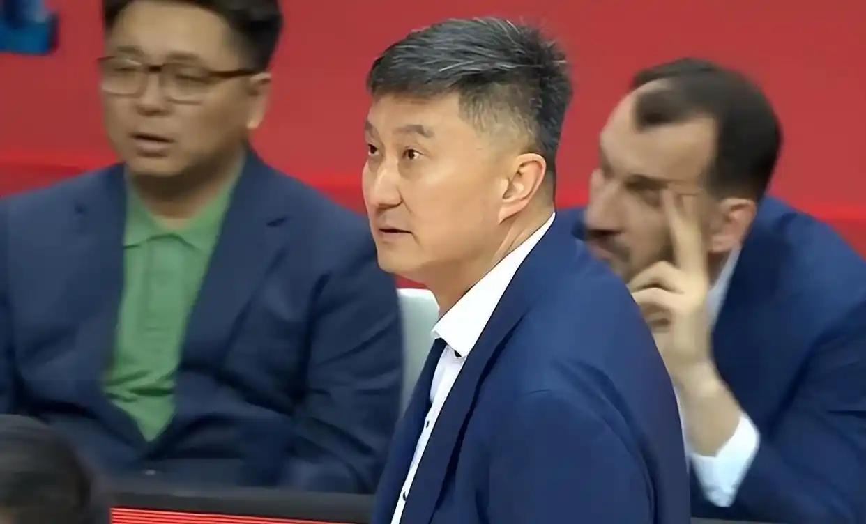 杜锋杜指导，求求你了！看完广东最近这几场球，我真的只剩无奈加愤慨。前一场