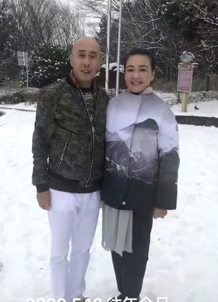 笑以苛又扒出张兰和田益宾合影旧照，据说是一位博主于2020年合拍留存纪念的。哎