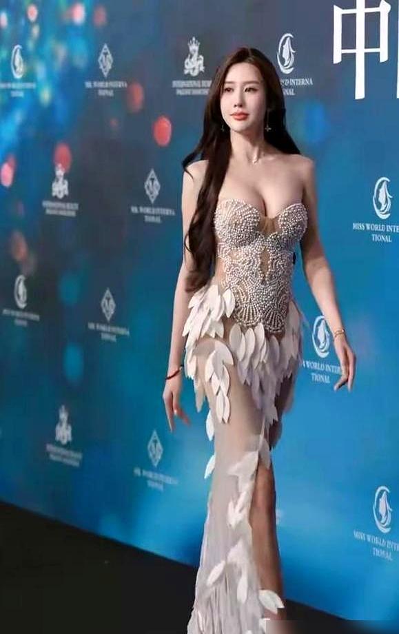 你敢信？18岁肖凯云台步拿满分，穿私服炸场模特大赛，却没拿冠军！那天决赛的礼服