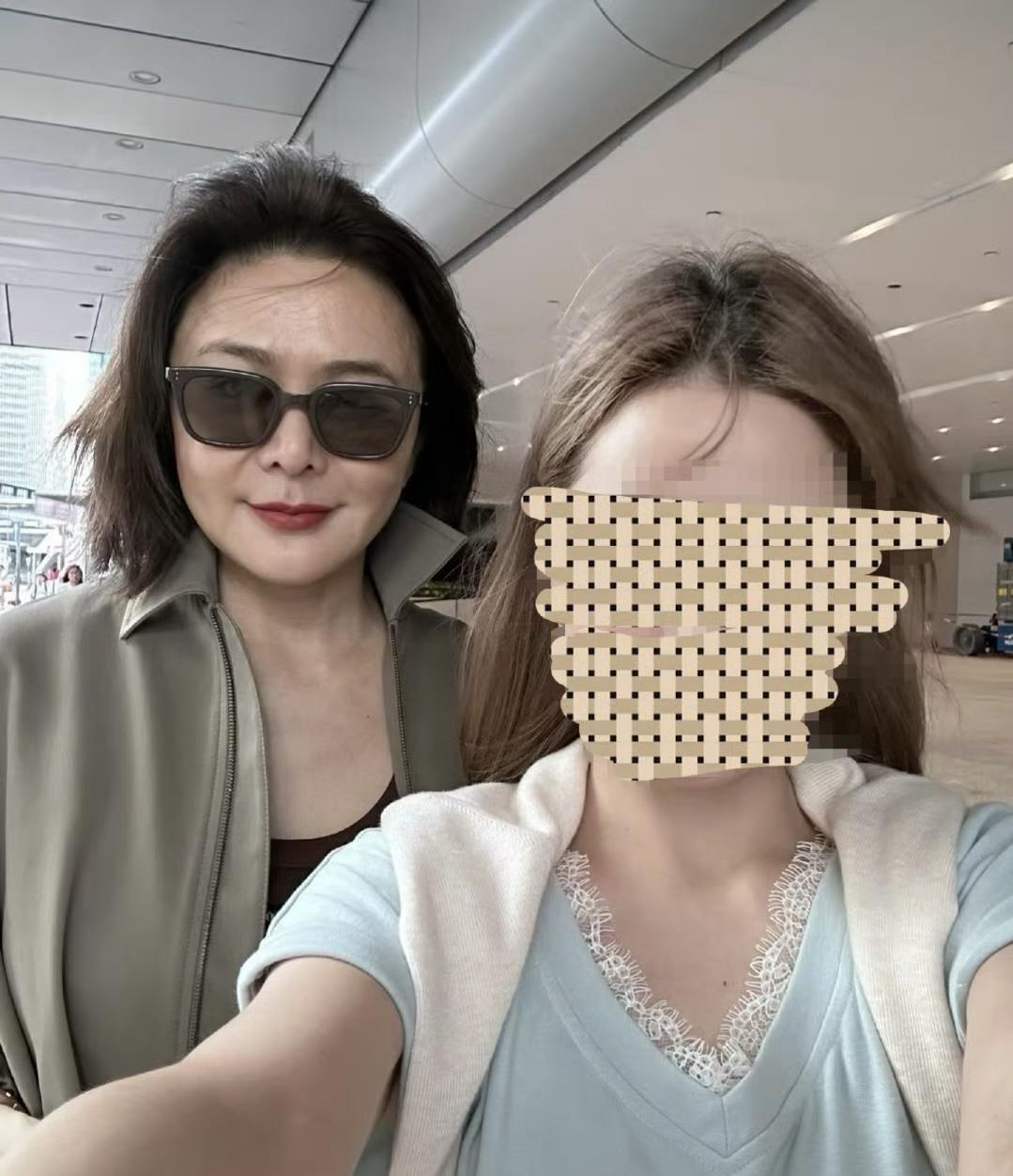 近期有网友在香港中环偶遇63岁的关之琳，只见她戴着一副墨镜，搭配精致短发造型，皮