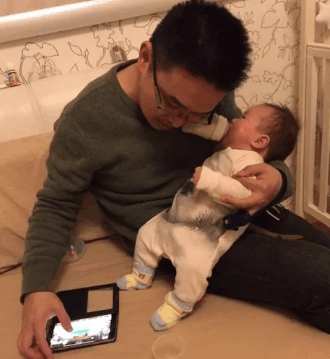 宝妈有事走不开, 宝爸带娃五分钟, 如此有趣的场景让宝妈哭笑不得