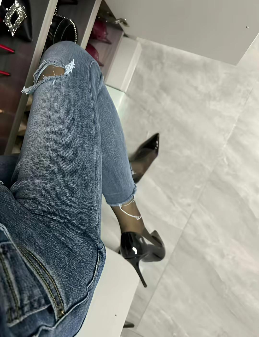 现在北方地区，已经进入到了深秋的季节，往往气温都是有点冷的，丝袜成了女性朋友的畅