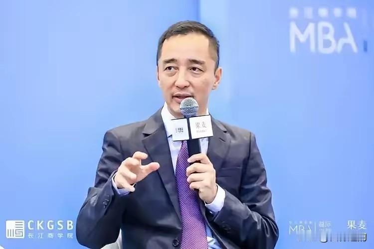 路金波这个名字，在文娱圈就是个暗号。他不是作家，却几乎成了半个文坛的“幕后老板”