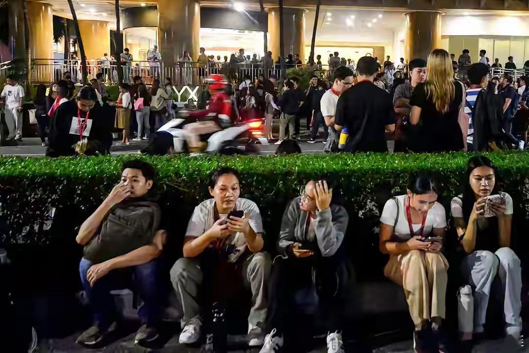 菲律宾地震，处理不当搞的民不聊生，也没看到美国主子去帮忙[笑着哭][笑着哭]