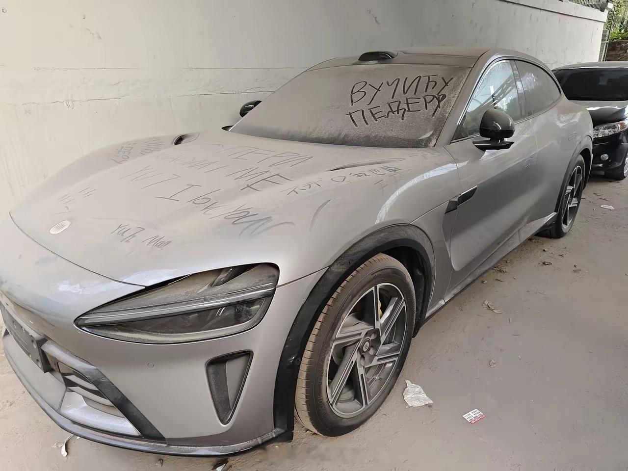 小米YU7汽车应该要上百万吧？车主真有钱，都布满灰尘了，也不开走。