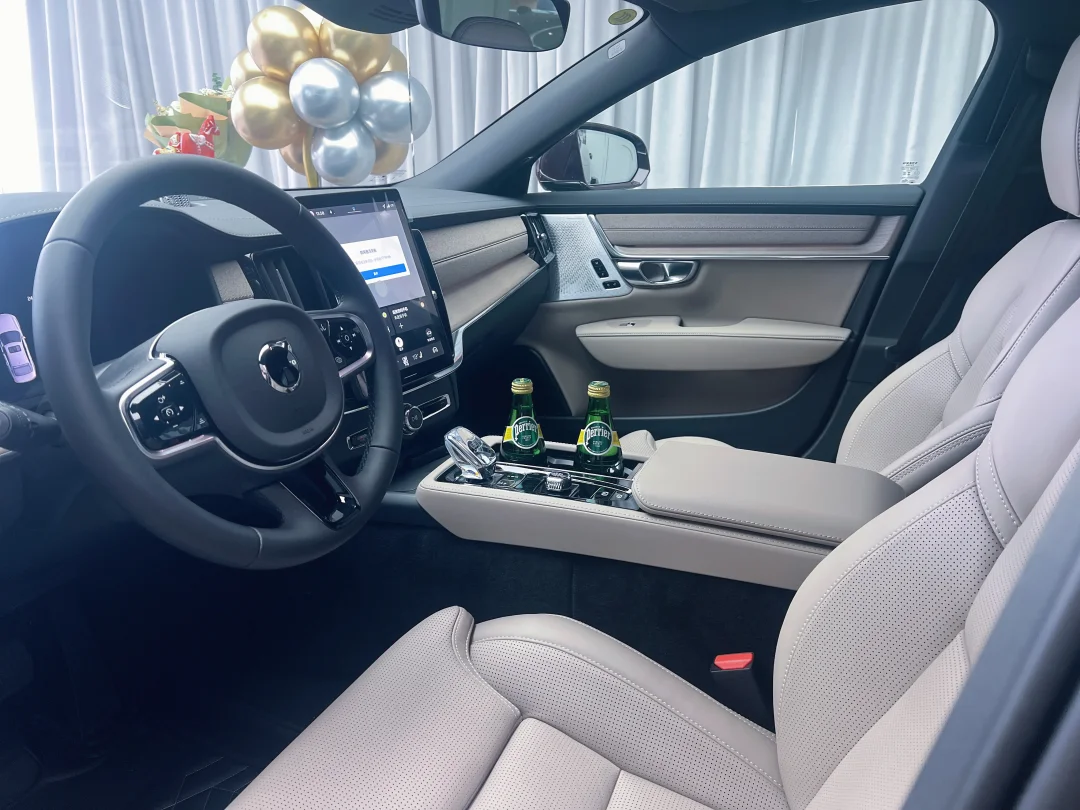 上班族想换一台体面又实用的豪华轿车，对比多款车型后锁定沃尔沃S90，颜...