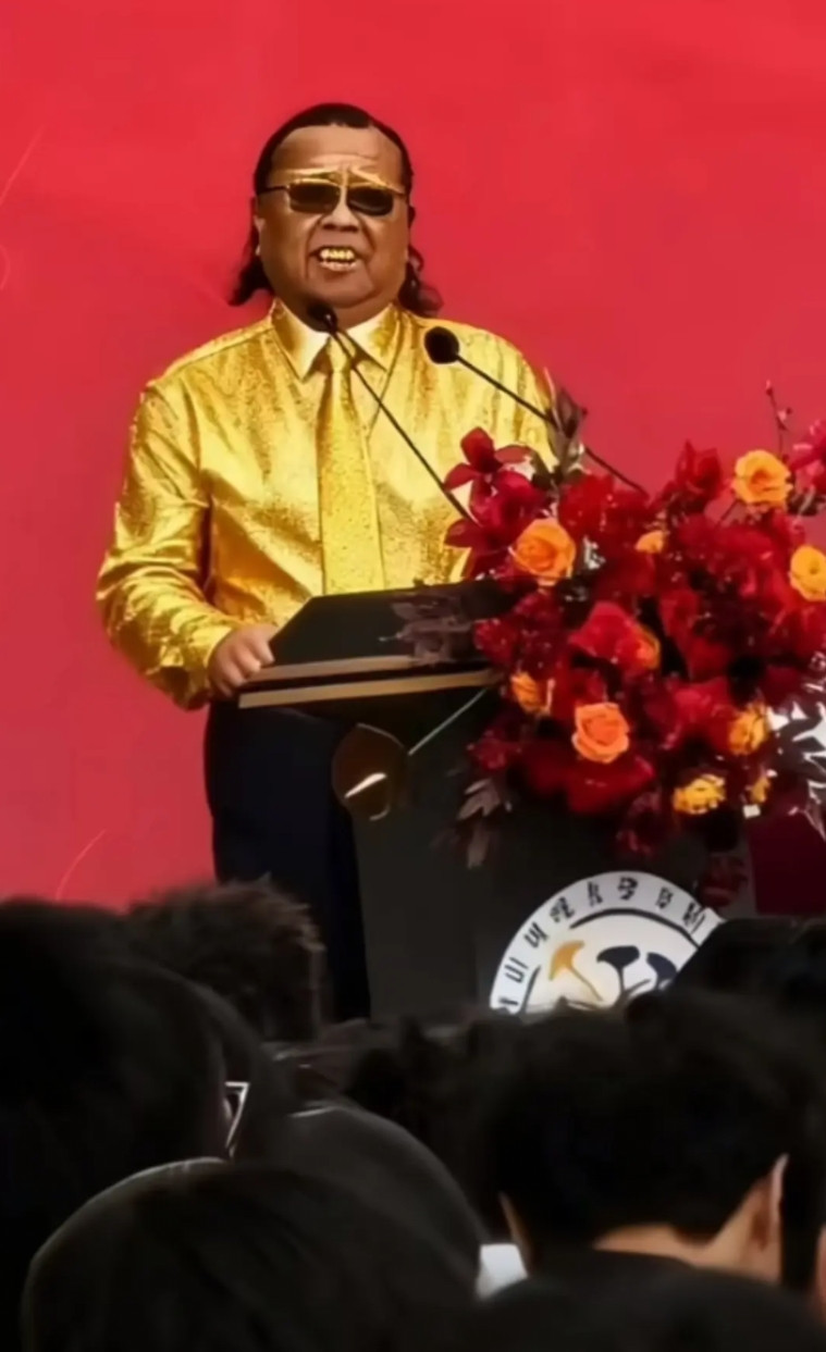 西南财经大学天府学院的校长火了！原因是他太像社会大哥了。你看那气质，那发型。