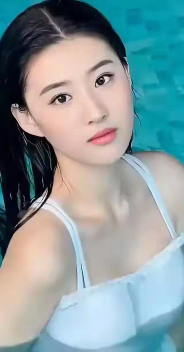 夏日清凉泳装，水边自拍，清新自然