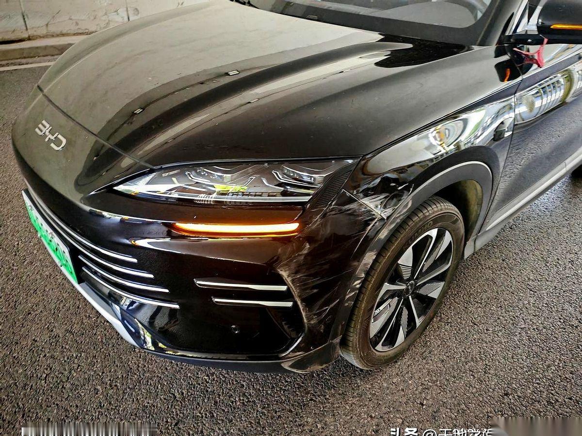 西安安远门桥下，路口三车道变两车道。我正握稳方向盘往前走，侧后方一辆白车突然加速