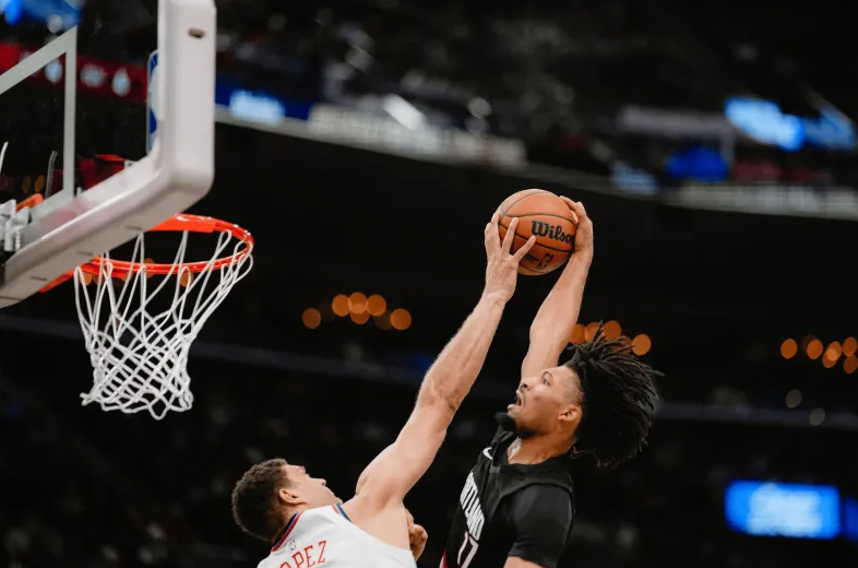 NBA常规赛快船主场对阵开拓者的比赛已经结束。全场战罢，快船以114-107战胜