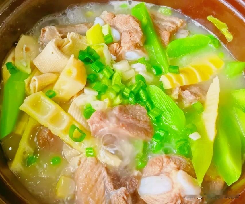 电视剧《蜜语纪》中，浦荣酒店的招牌灵魂菜就是腌笃鲜，为了能守住酒店的这道招牌菜，