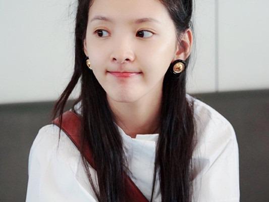 选一个当女朋友，但凡犹豫一秒就是对章若楠的不尊重[呲牙笑]网上这个“选女朋友”