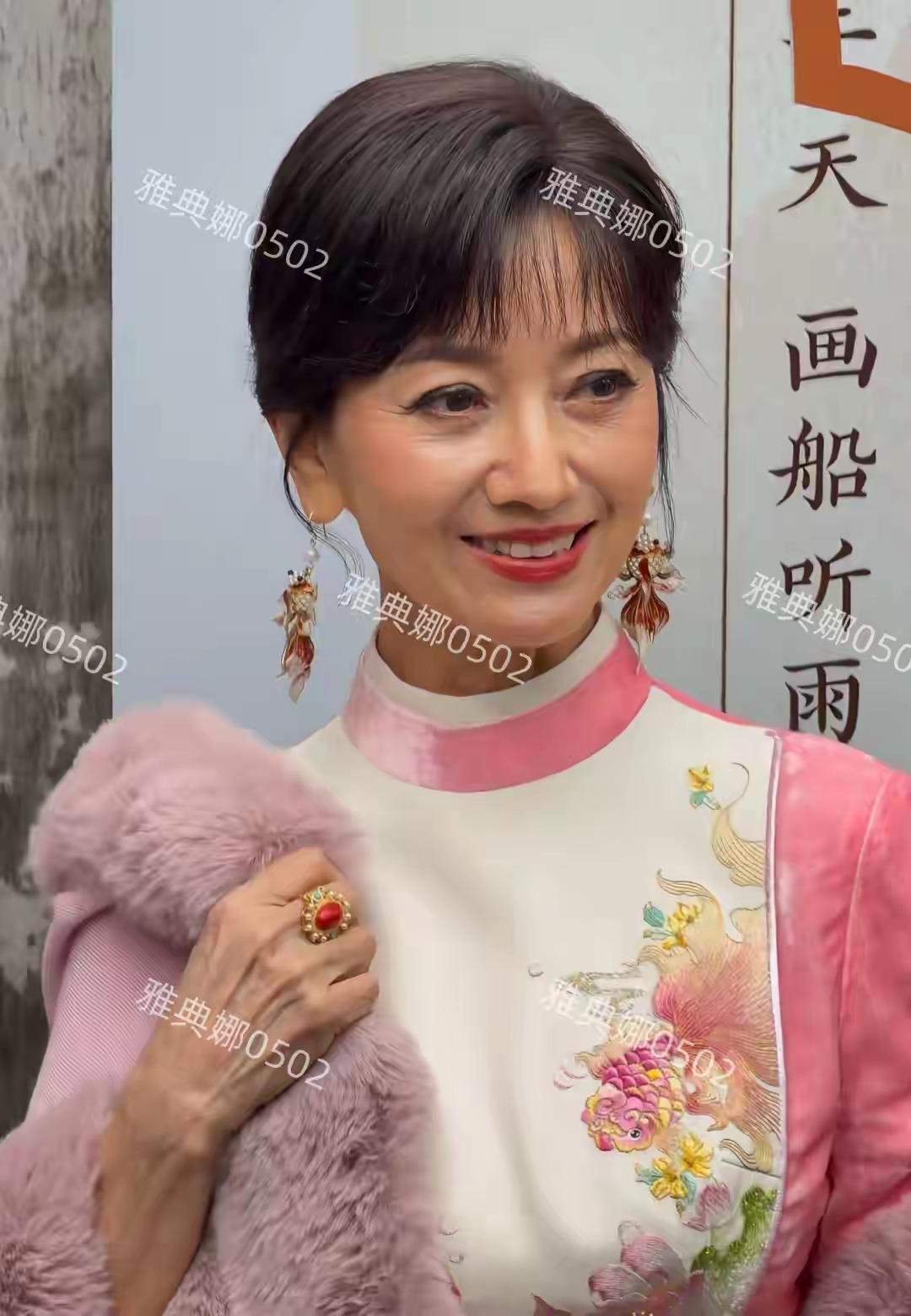 赵雅芝现身活动被夸行走的东方美学72岁的赵雅芝，一袭粉旗袍尽显东方雅致。岁月沉淀