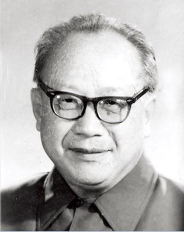 1982年北京，原本谈笑风生的邓小平突然沉下脸来，声音严肃地说：“全中国，只有他