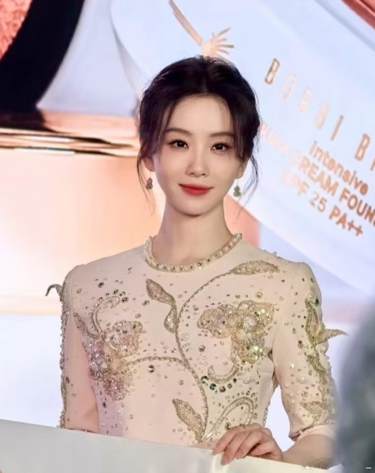 刘诗诗白瓷妆诗诗太美啦，粉裙衬白瓷，风骨藏温柔✨把中式古典的“肤若凝脂”揉进现